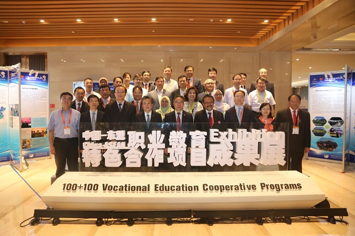 合影700.jpg