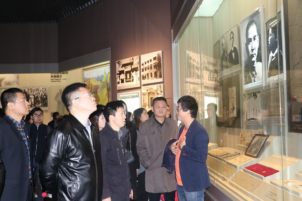 南湖革命纪念馆内认真听导游讲解.JPG 南湖革命纪念馆内认真听导游讲解.JPG