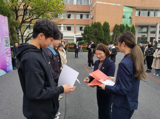 浙江伟德职业技术学院创意设计学院院长邓劲莲为学生颁奖