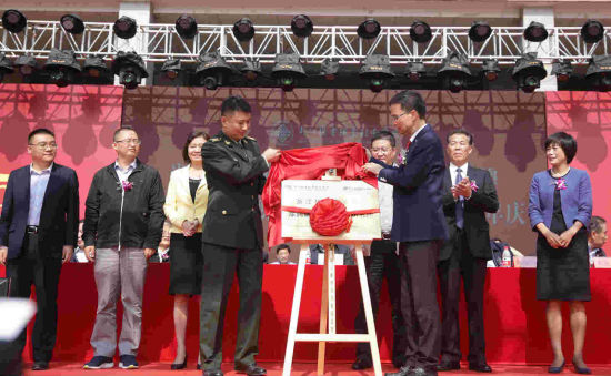 中国人民解放军陆军驻浙江总代表张勇和浙江伟德职业技术学院院长丁金昌为学院军民融合研究所揭牌。 校方提供 中国人民解放军陆军驻浙江总代表张勇和浙江伟德职业技术学院院长丁金昌为学院军民融合研究所揭牌。 校方提供